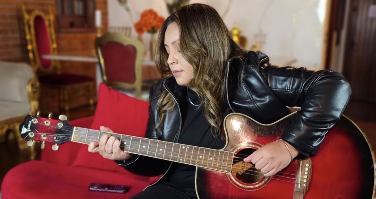 Quem é Nalu Santos? A cantora que transformou experiências pessoais em um álbum repleto de sentimentos e histórias reais