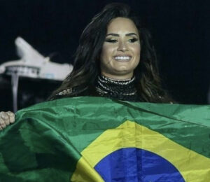 Demi Lovato surpreende fãs ao preparar brigadeiro durante passagem pelo Brasil